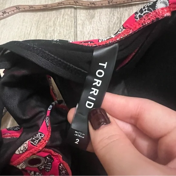 Torrid Skull Print Bikini Swim Top Red Black White Strappy Size 2X - Picture 10 of 10